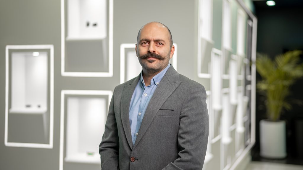 مهندس امیربهادر رستمی سرپرست رنگ و تزریق